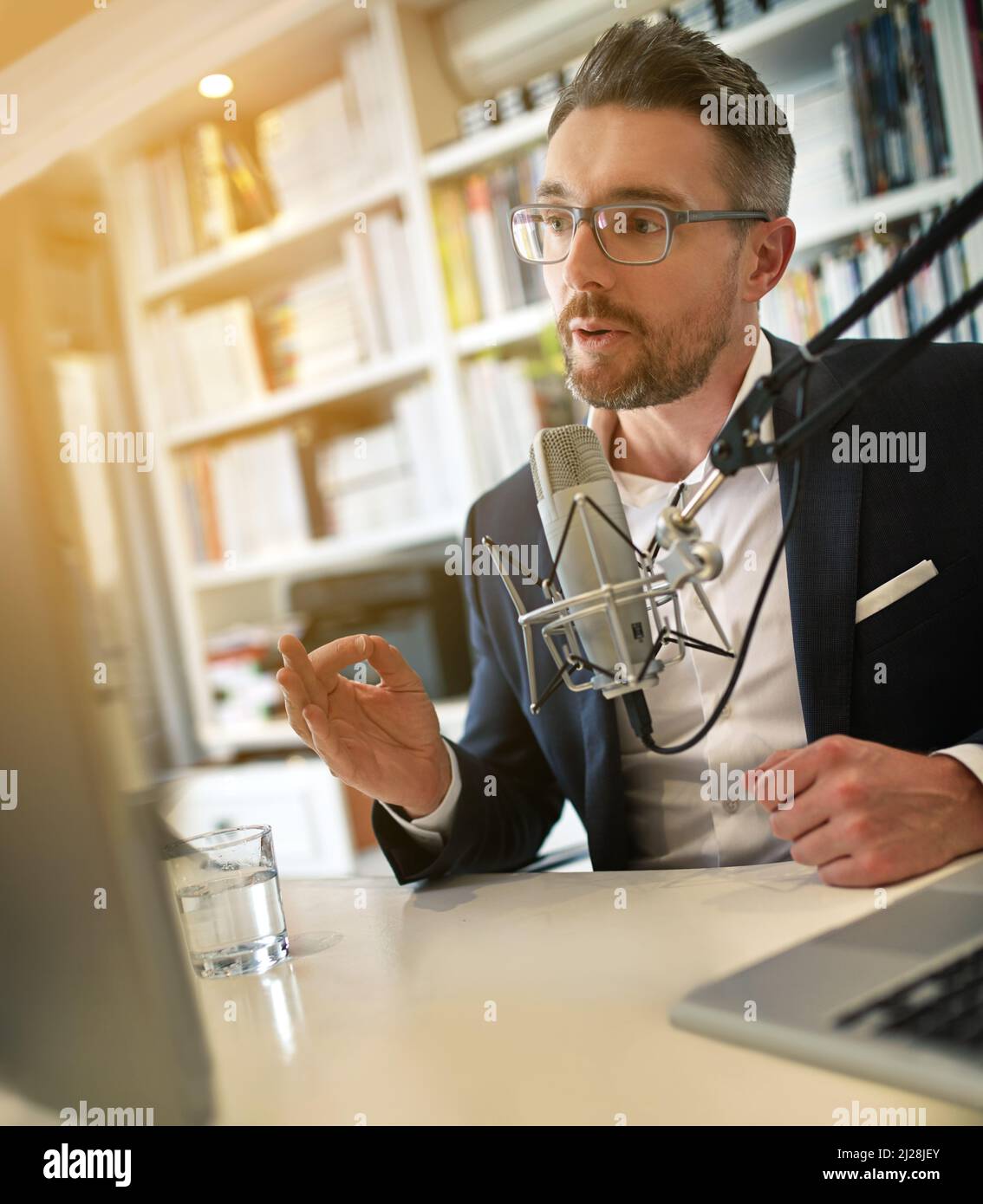 Prendendo il suo acumen in linea. Girato di un uomo d'affari che fa un podcast sul suo computer. Foto Stock