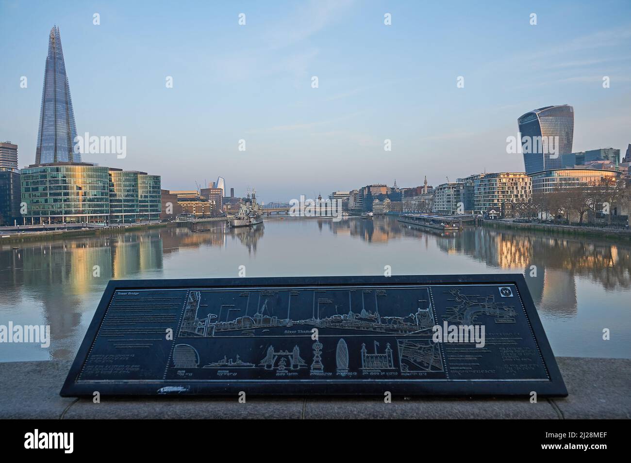 River Thames, Londra al mattino presto con gli edifici Shard e Walkie Talkie riflessi nell'acqua Foto Stock