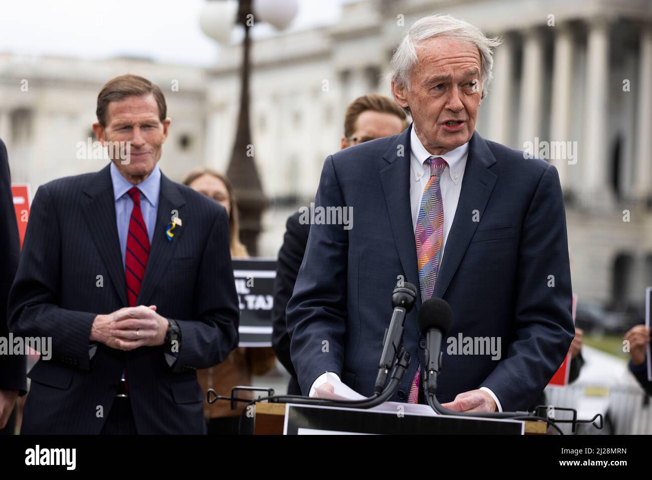 Il senatore degli Stati Uniti ed Markey (democratico del Massachusetts), parla a una conferenza stampa che sollecita l'adozione di una tassa sulle sopravvenienti petrolifere il 30 marzo 2022 a Washington D.C, U.SCredit: Aaron Schwartz/CNP /MediaPunch Foto Stock