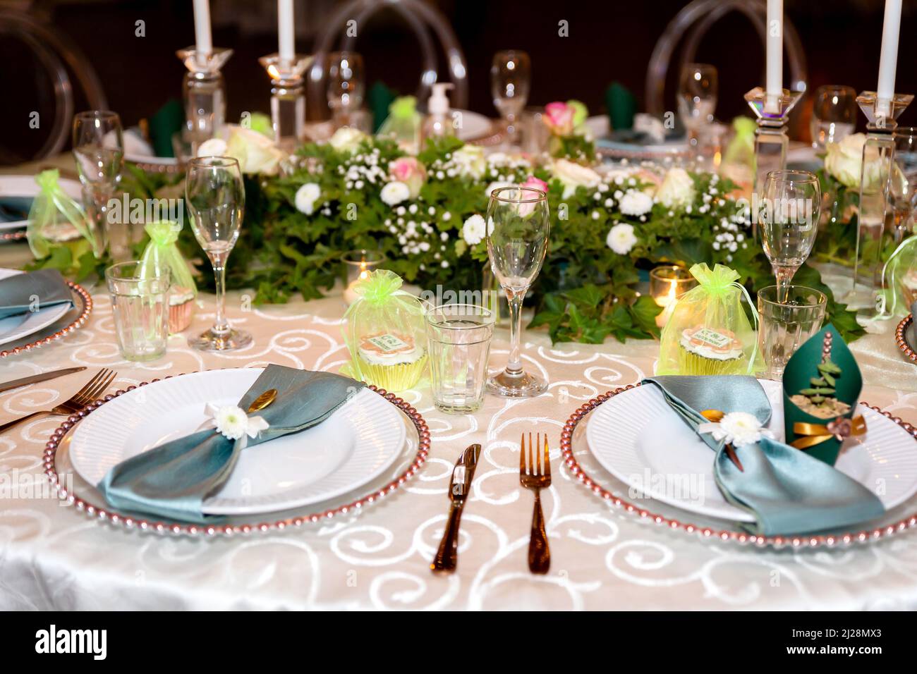Ambientazione e decorazioni per tavoli a tema verde e oro Foto Stock