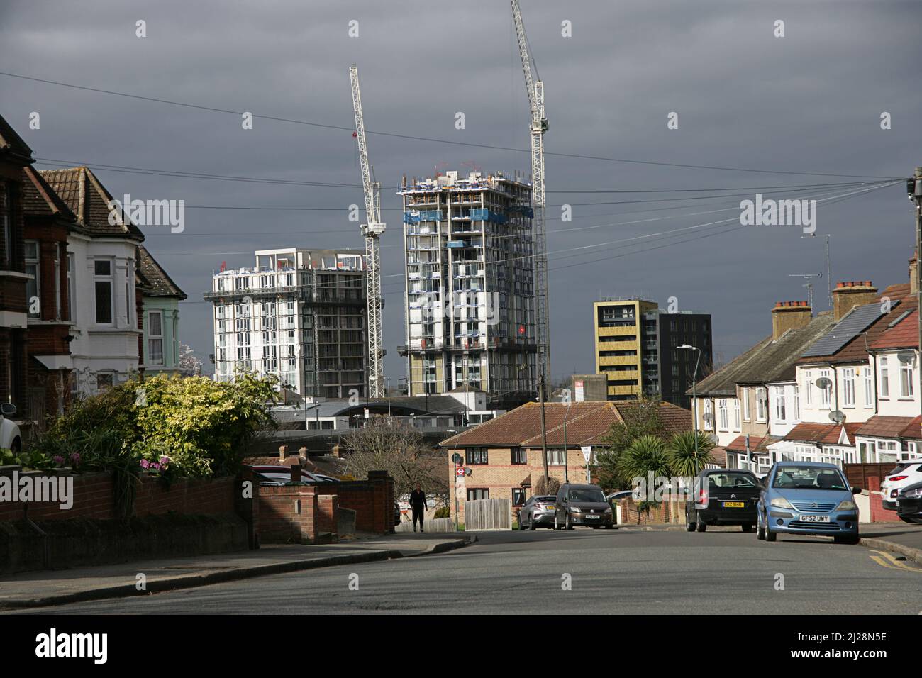 New Road, Abbey Wood, a sud-est di Londra, che mostra i nuovi sviluppi sullo sfondo del vittoriano e 1930s abitazioni Foto Stock