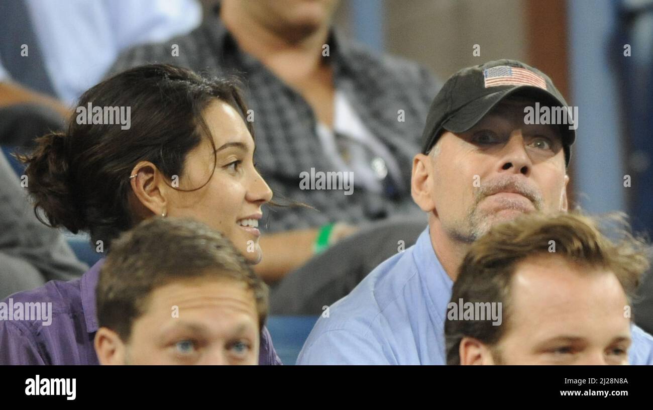 NEW YORK - SETTEMBRE 14: Roger Federer dalla Svizzera contro Juan Martin del Potro dall'Argentina durante la finale maschile US Open alla USTA Billie Jean King National Tennis Center 14 Settembre 2009 a New York. People; Bruce Willis; Emma HeMing Credit: Storms Media Group/Alamy Live News Foto Stock