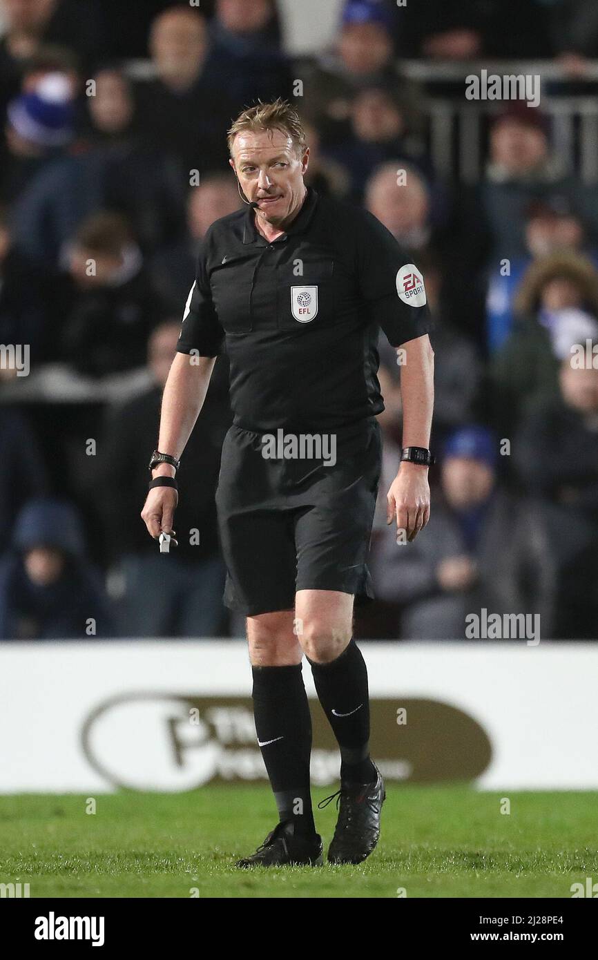 HARTLEPOOL, REGNO UNITO. MAR 29th l'arbitro Trevor Kettle durante la partita della Sky Bet League 2 tra Hartlepool United e Mansfield Town a Victoria Park, Hartlepool martedì 29th marzo 2022. (Credit: Mark Fletcher | MI News) Credit: MI News & Sport /Alamy Live News Foto Stock