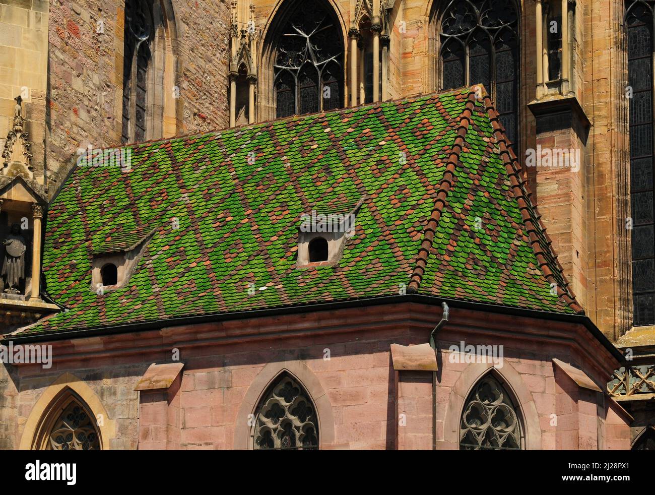 Tegole verdi e rosse al Duomo di St. Martin a Colmar Alsazia Francia in Un bel giorno di primavera soleggiato Foto Stock