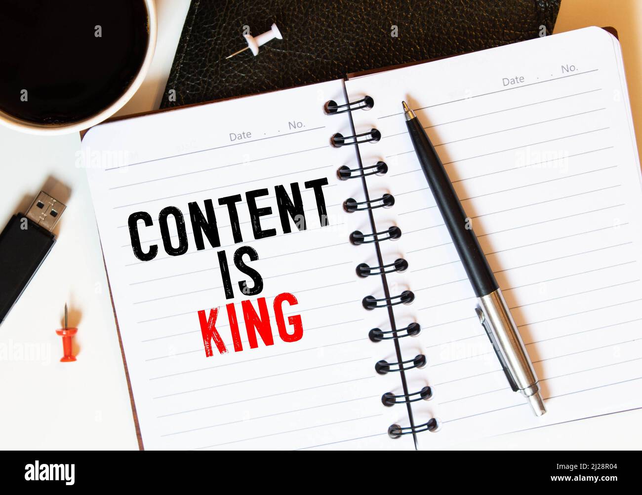 Effetto retrò e immagine tonata del notebook accanto a una penna stilografica. L'immagine di concetto di affari con IL SODDISFARE scritto a mano È RE, spazio di copia disponibile Foto Stock