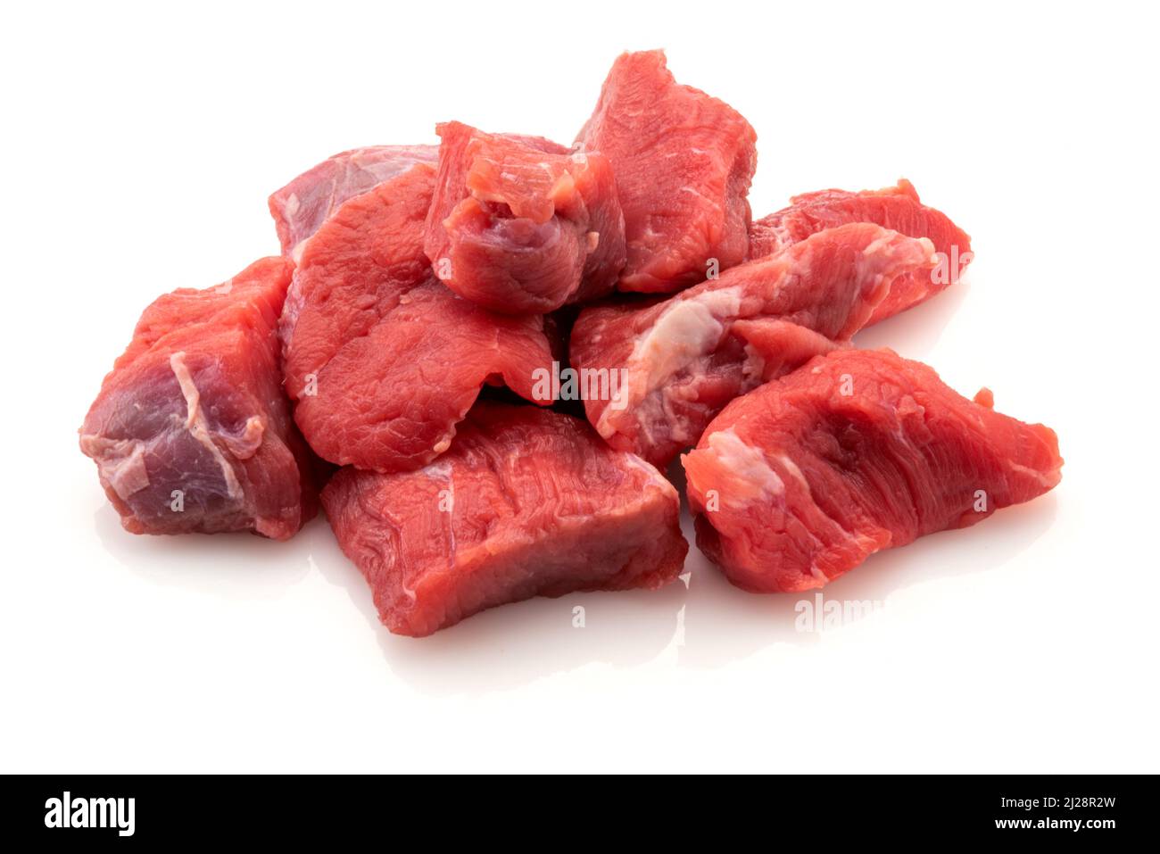 Stufato di manzo crudo, pezzi di carne cruda isolati su sfondo bianco. Angolo elevato e spazio di copia Foto Stock