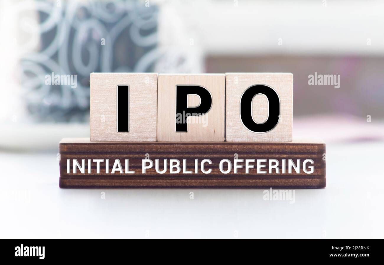 IPO - acronimo da blocchi di legno con lettere, concetto IPO di offerta pubblica iniziale, lettere casuali intorno, sfondo bianco Foto Stock