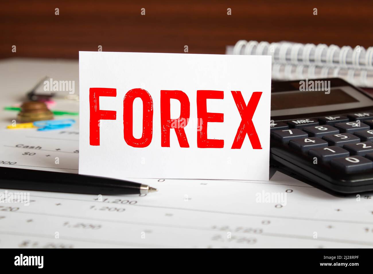 PAROLA DI FOREX sul biglietto da visita mostrato da un uomo, tono vintage Foto Stock