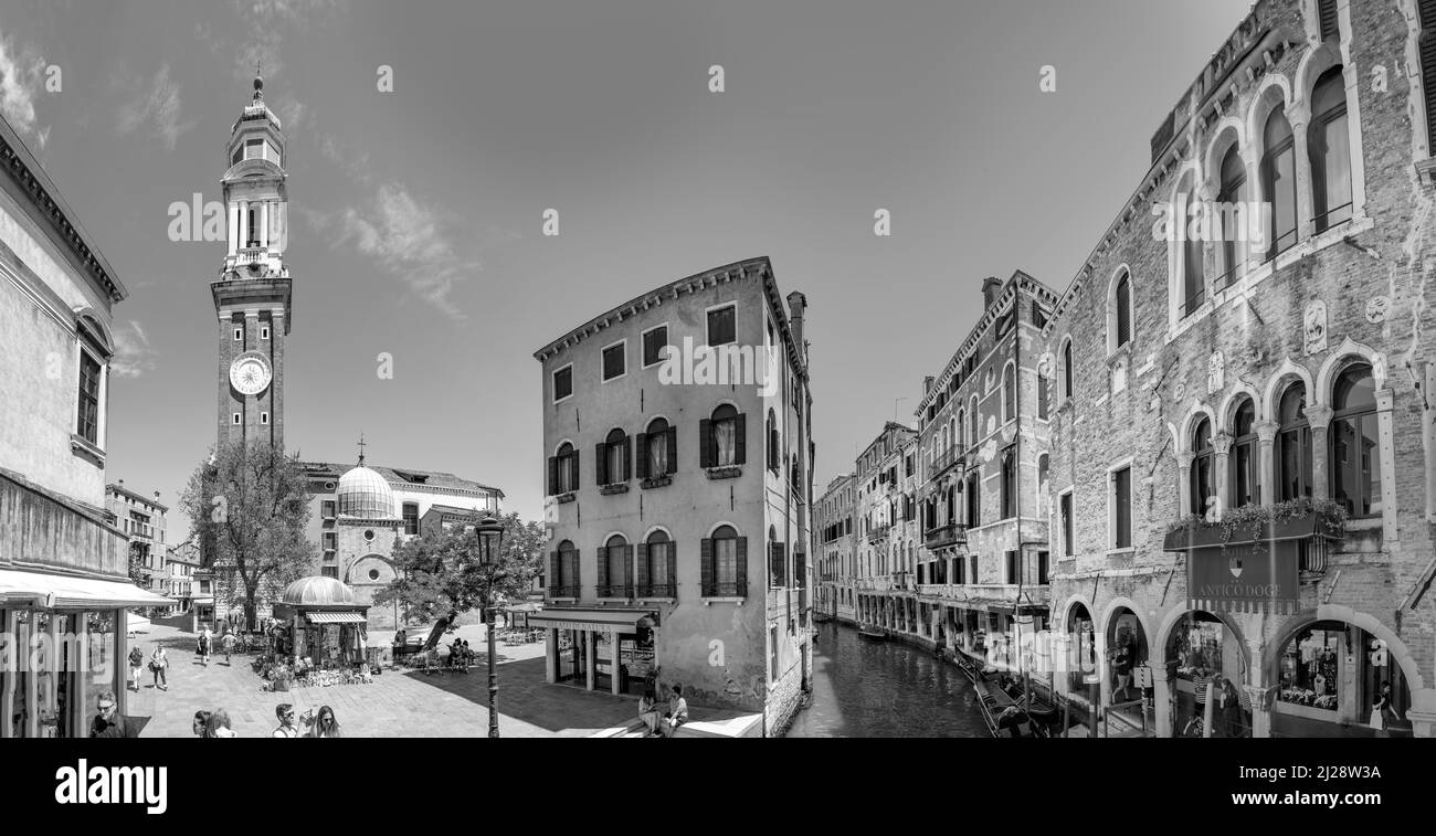 Venezia, Italia - 2 luglio 2021: Piazza medievale nel quartiere San Marco con canale, la gente che gode l'estate e la città storica di Venezia, Italia. Foto Stock