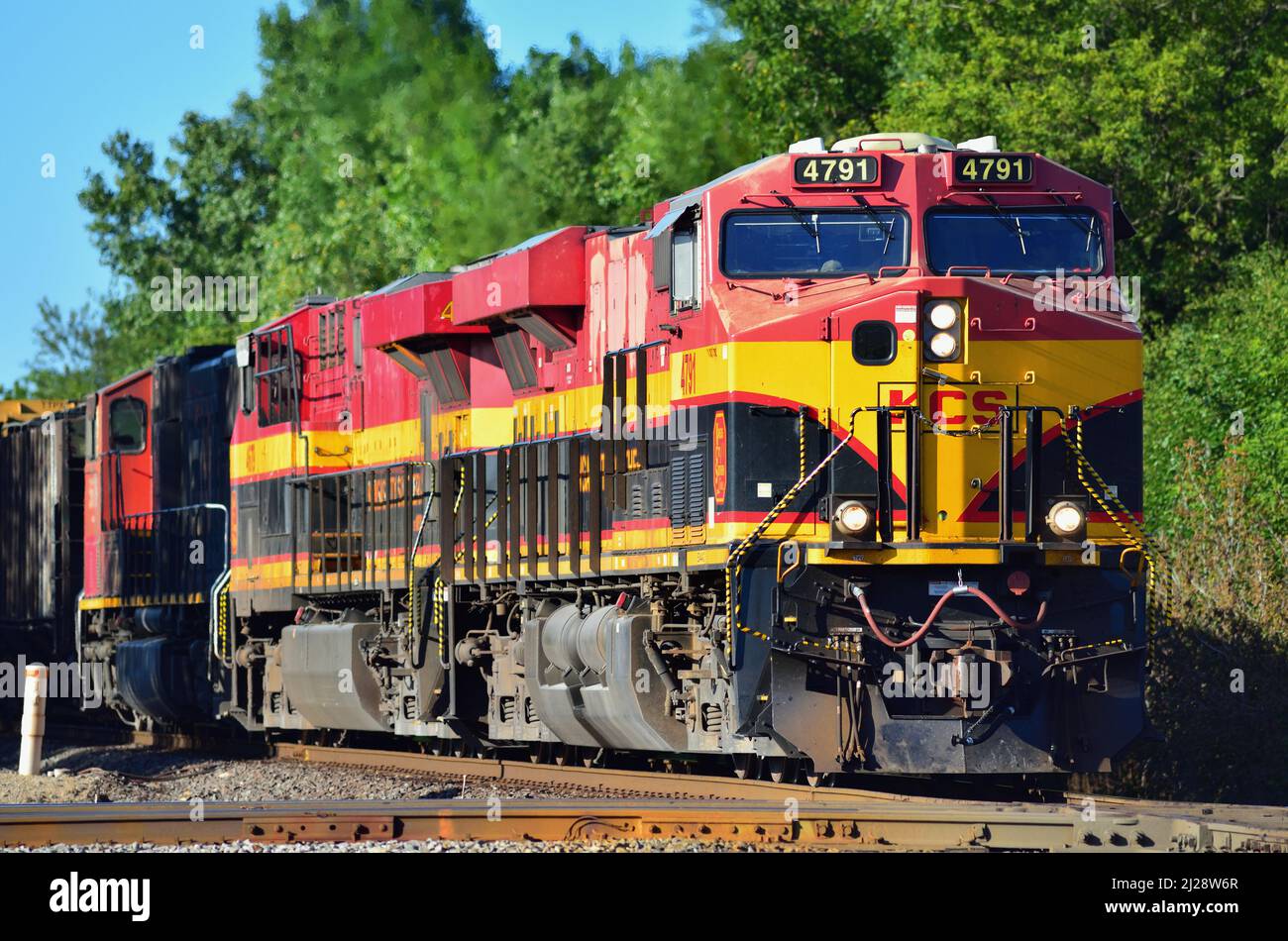 Elgin, Illinois, Stati Uniti. Un paio di locomotive della Kansas City Southern Railway conducono un treno merci nazionale canadese attraverso una traversata. Foto Stock Elgin, Illinois, Stati Uniti. Un paio di locomotive della Kansas City Southern Railway conducono un treno merci nazionale canadese attraverso una traversata. Foto Stock