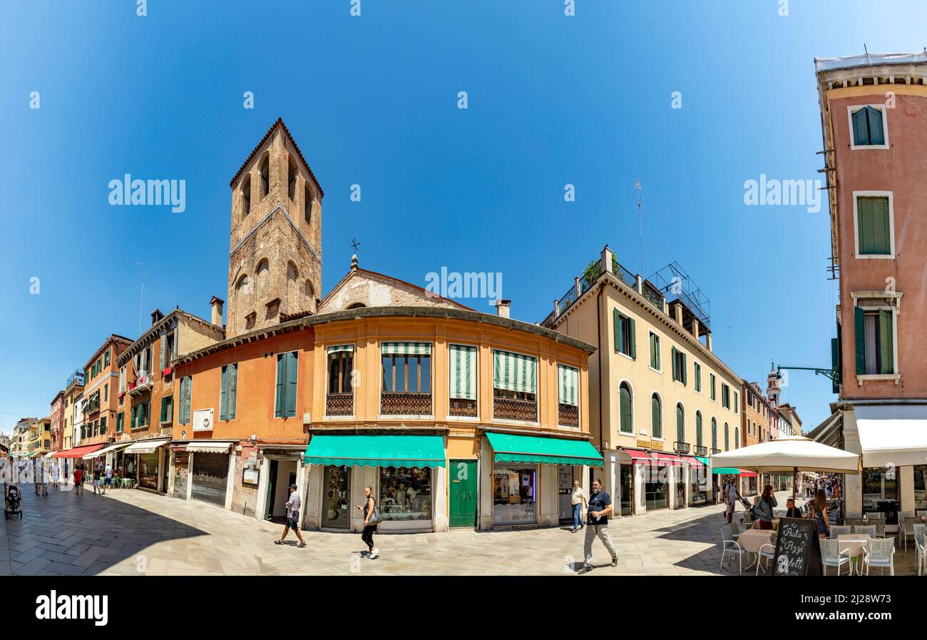 Venezia, Italia - 2 luglio 2021: Vista panoramica sulla piazza del mercato nel quartiere Cannaregio di Venezia.. Foto Stock