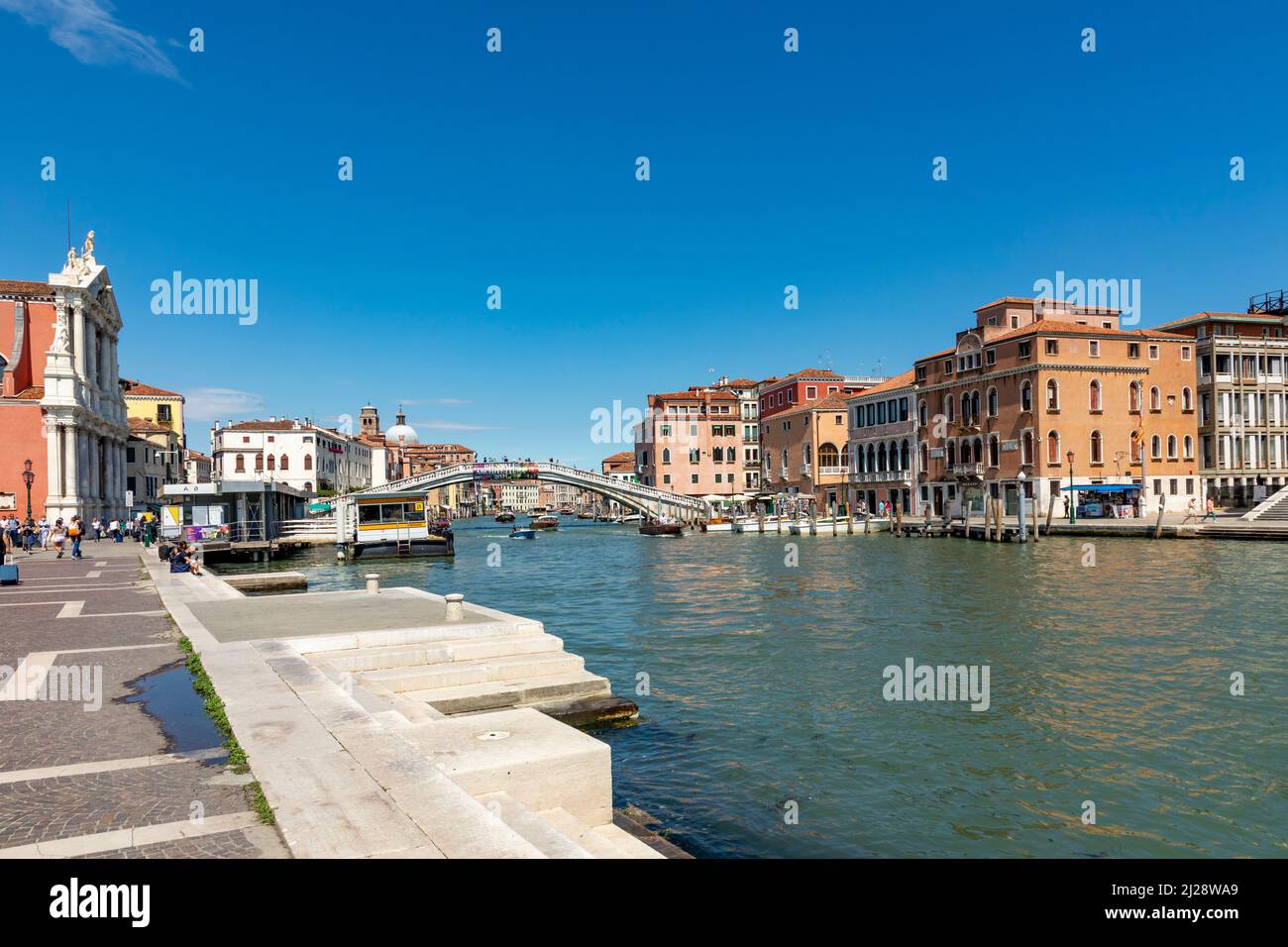 Venezia, Italia - 2 luglio 2021: Persone che attraversano il Canal Grande al ponte degli scalzi vicino alla stazione di luca a Venezia, in Italia nel quartiere cannaregio. Foto Stock