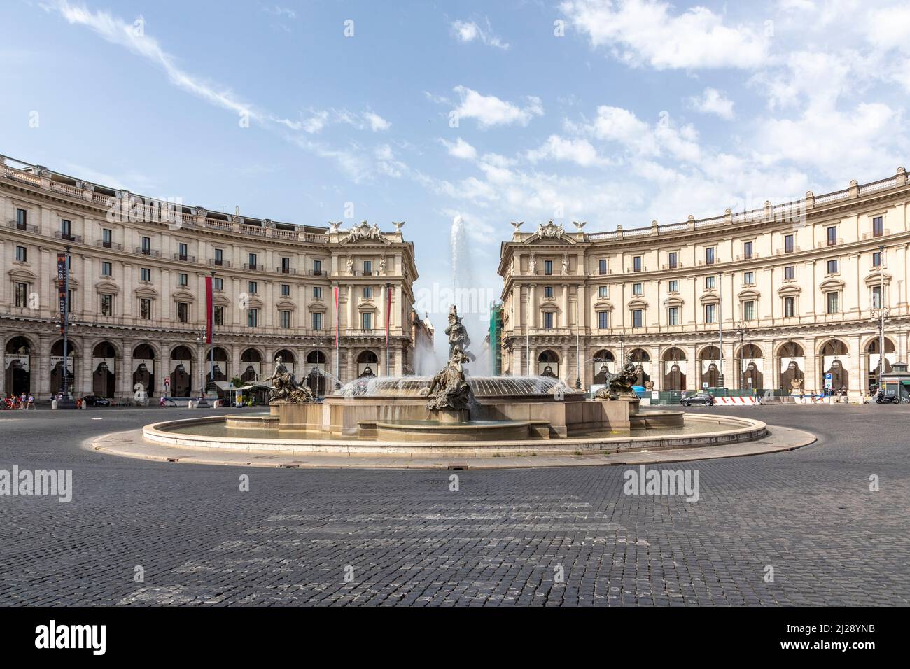 Roma, Italia - 1 agosto 2021: La Fontana delle Naiadi si trova al centro di Piazza della Repubblica sul colle Viminale a Roma. Foto Stock