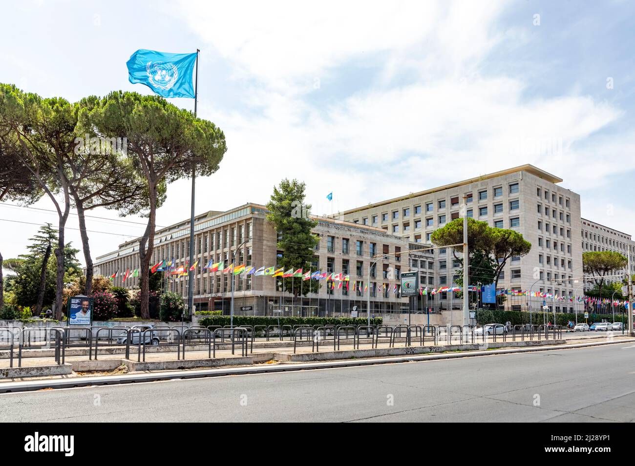 Roma, Italia - 1 agosto 2021: Bandiera delle Nazioni Unite e contese partecipanti con l'edificio delle Nazioni Unite a Roma. Foto Stock