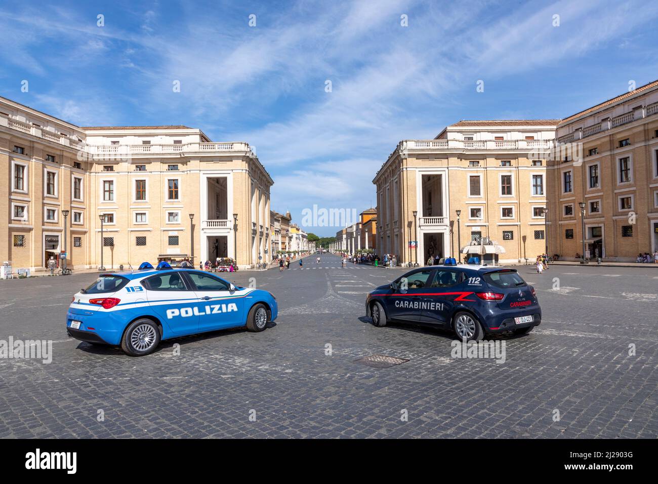 Roma, Italia - 2 agosto 2021: La polizia presta attenzione a Piazza San Pietro in Vaticano. A causa di Corona ci sono solo una vista i viaggiatori che visitano il Foto Stock
