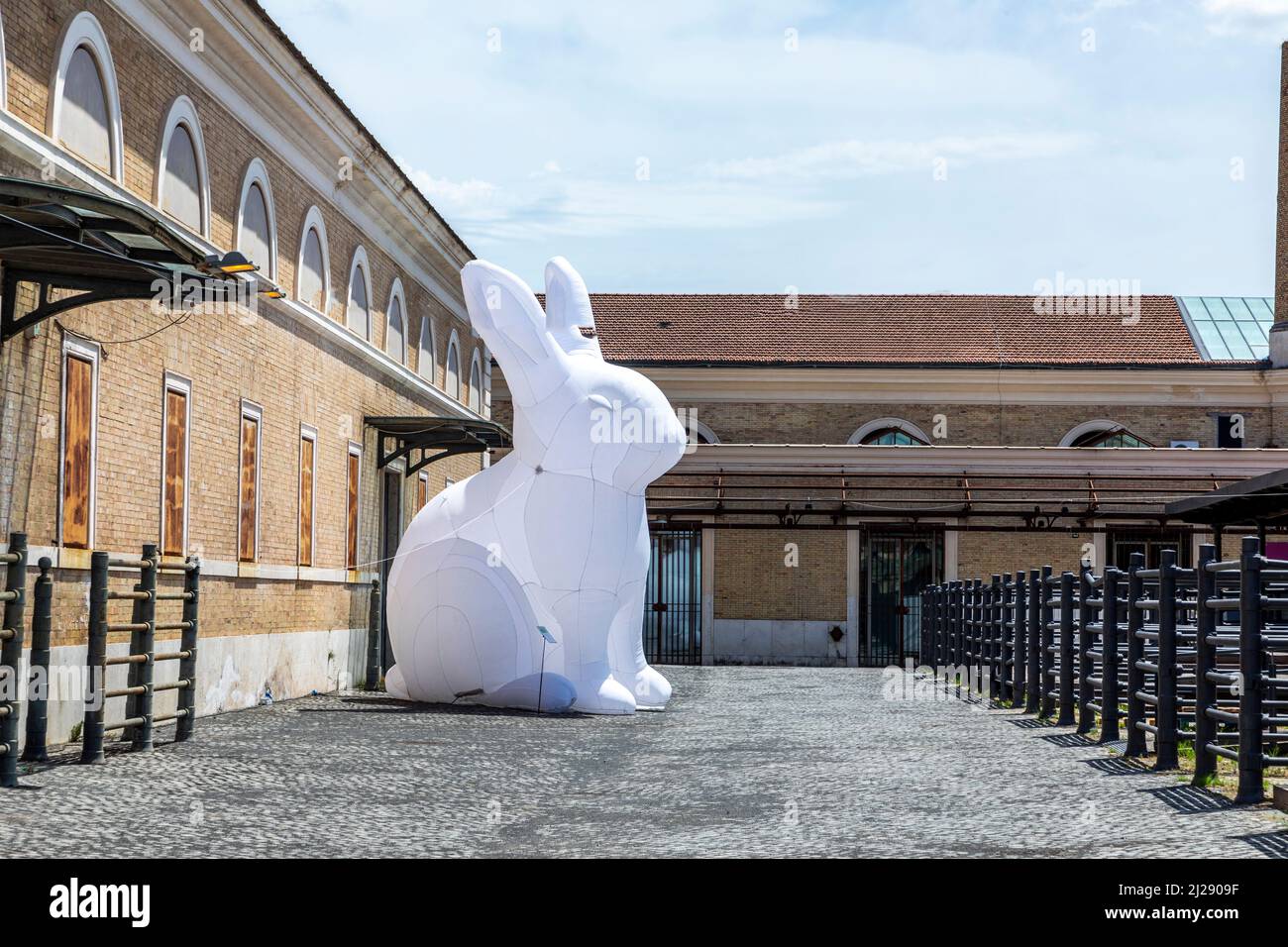 Roma, Italia - 3 agosto 2021: Mostra d'arte contemporanea presso il Macro Contemporary Art Center di Testaccio, Roma, Italia in una vecchia costruzione industriale Foto Stock