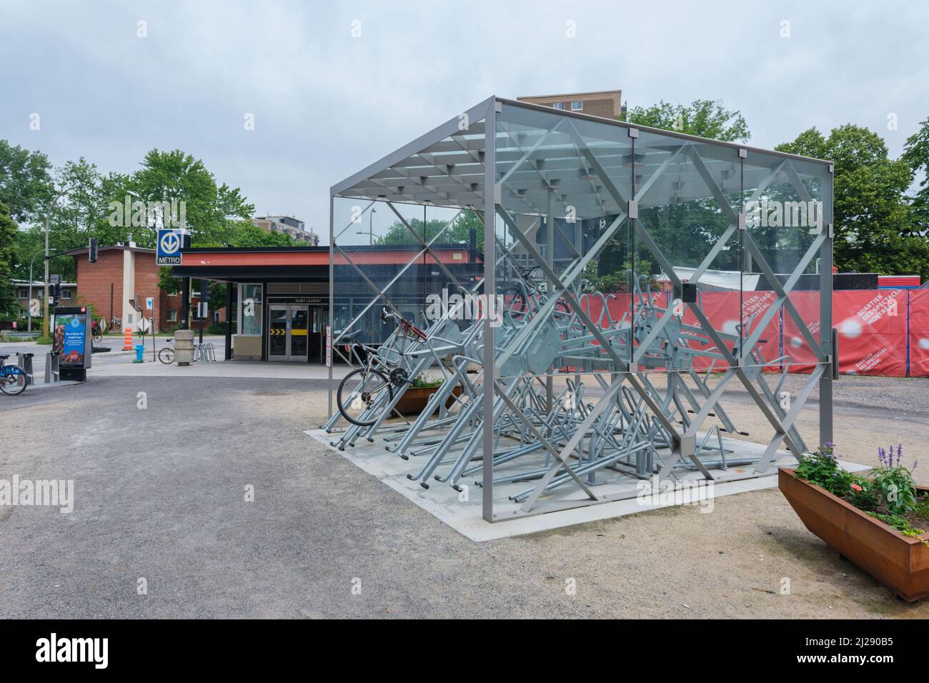 Montreal, CA - 17 luglio 2021: Parcheggio per biciclette a 2 piani presso la stazione della metropolitana di St-Laurent Foto Stock