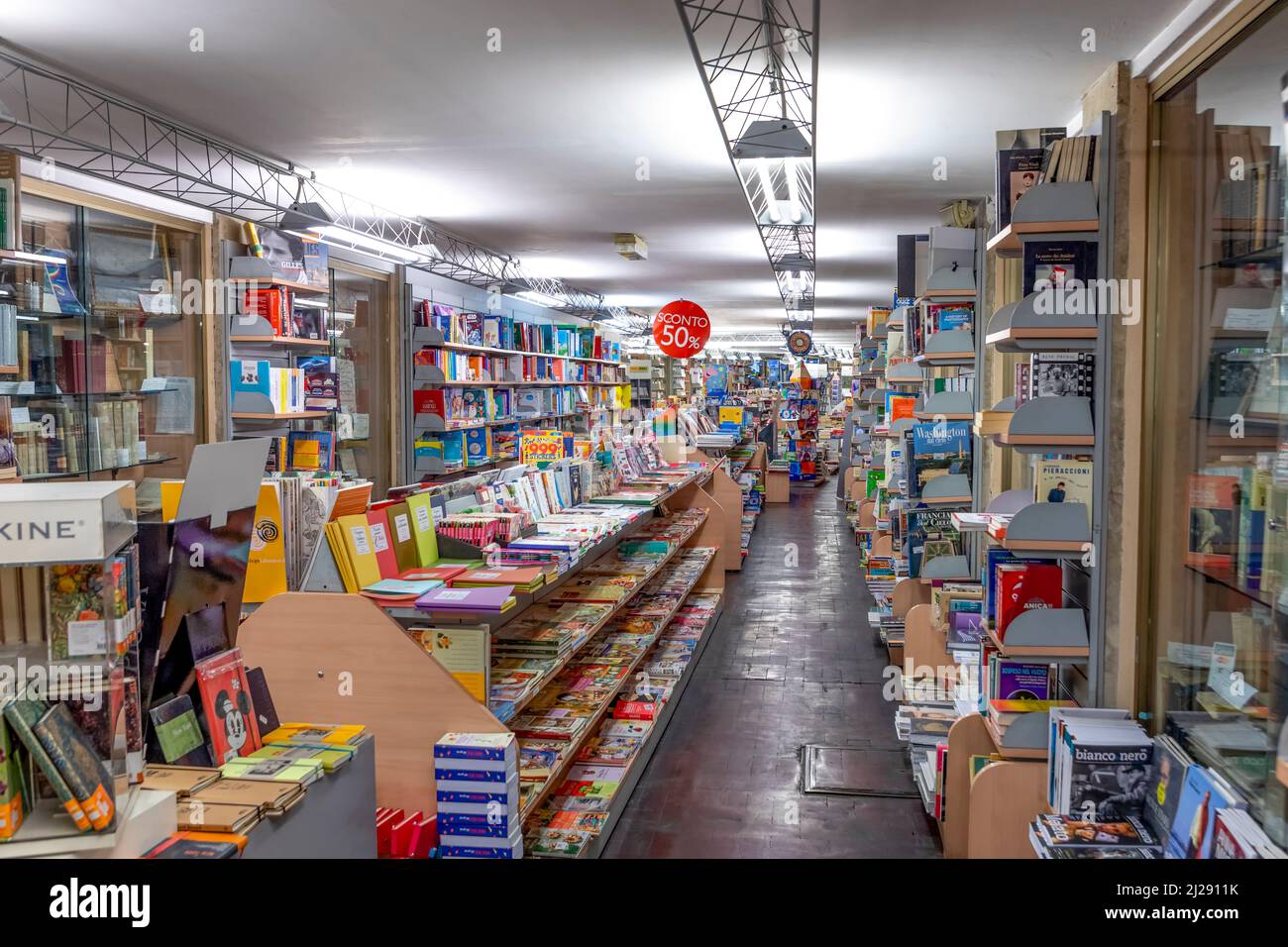 Roma, Italia - 4 agosto 2021: Libreria di via del corso in un passaggio  sotterraneo Foto stock - Alamy
