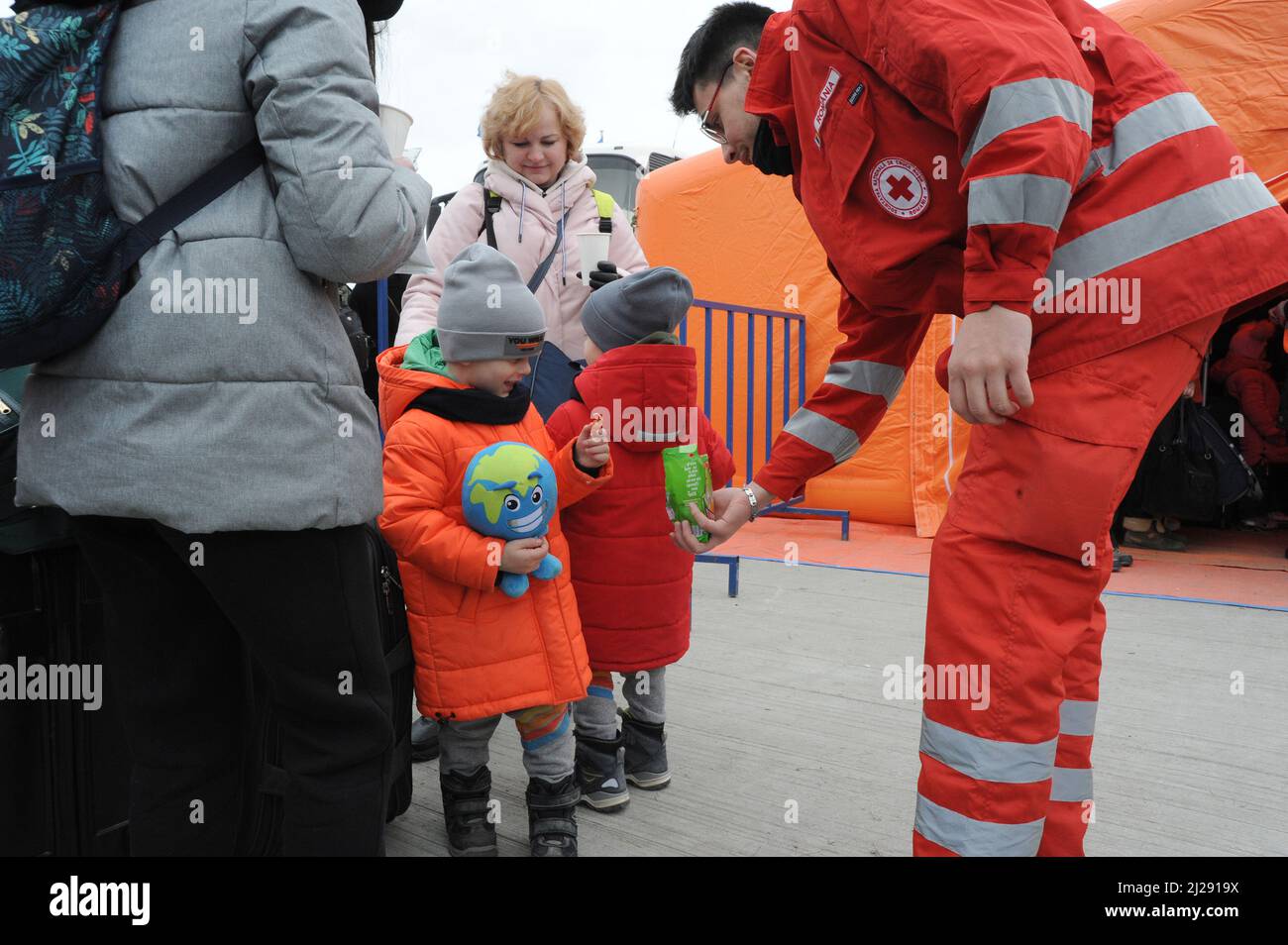 Posto di frontiera di Isaccea - romania. I rifugiati accolgono l'ucraina Foto Stock