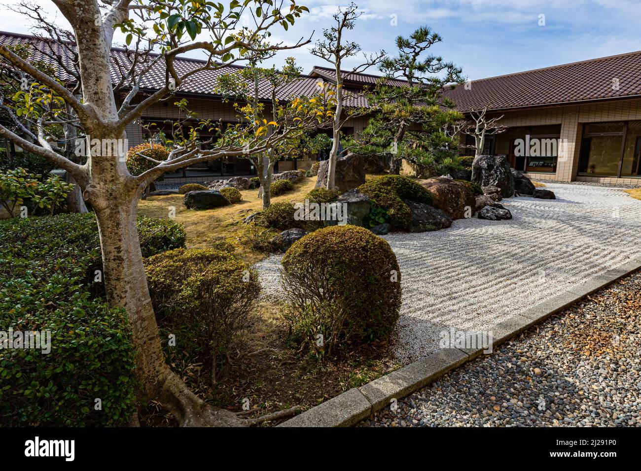 Kinsaku Nakane Garden - il cortile del centro benessere degli anziani Kosai è un giardino asciutto progettato dal famoso architetto paesaggista Kinsaku Nakane. Foto Stock