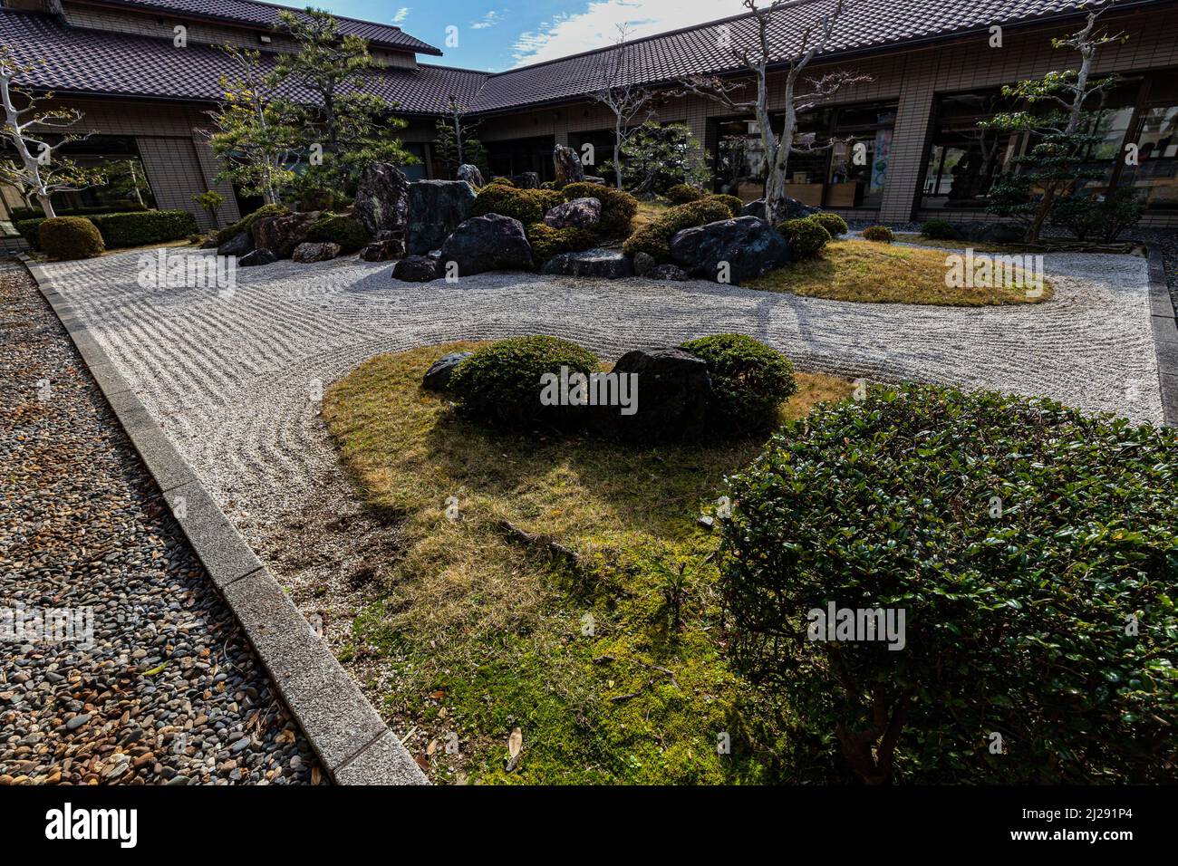 Kinsaku Nakane Garden - il cortile del centro benessere degli anziani Kosai è un giardino asciutto progettato dal famoso architetto paesaggista Kinsaku Nakane. Foto Stock