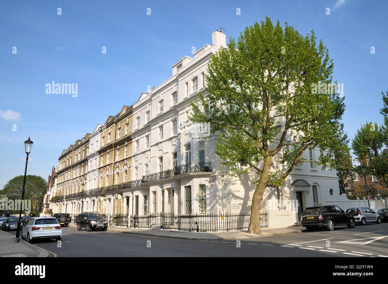 Architettura di periodo in corrispondenza del punto di giunzione fra le frondose strade residenziali di Elm Park Road e la vale, a Chelsea, Londra SW3, England, Regno Unito Foto Stock