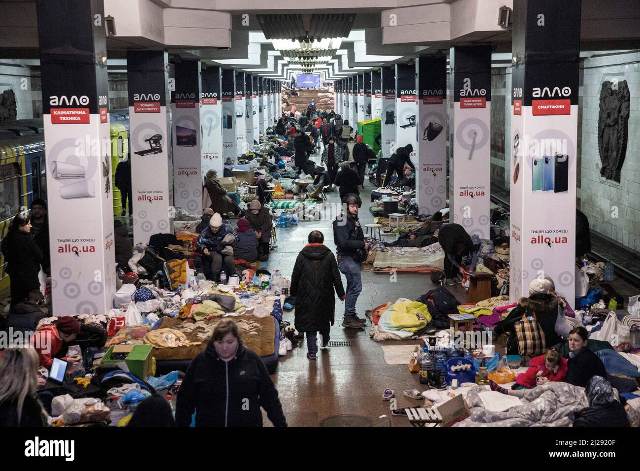 26 marzo 2022, Kharkiv, Ucraina: Gli sfollati cercano rifugio in una stazione metropolitana. La gente dormiva sul binario e all'interno di un treno metropolitano vuoto parcheggiato alla stazione. La stazione era affollata, si sentiva una gran quantità di tosse dalle persone che hanno trasformato la stazione nel loro rifugio. (Credit Image: © Daniel Carde/ZUMA Press Wire) Foto Stock