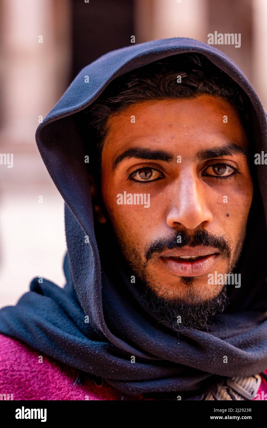 Ritratto di un giovane uomo beduino, Petra, Giordania, Asia. Foto Stock