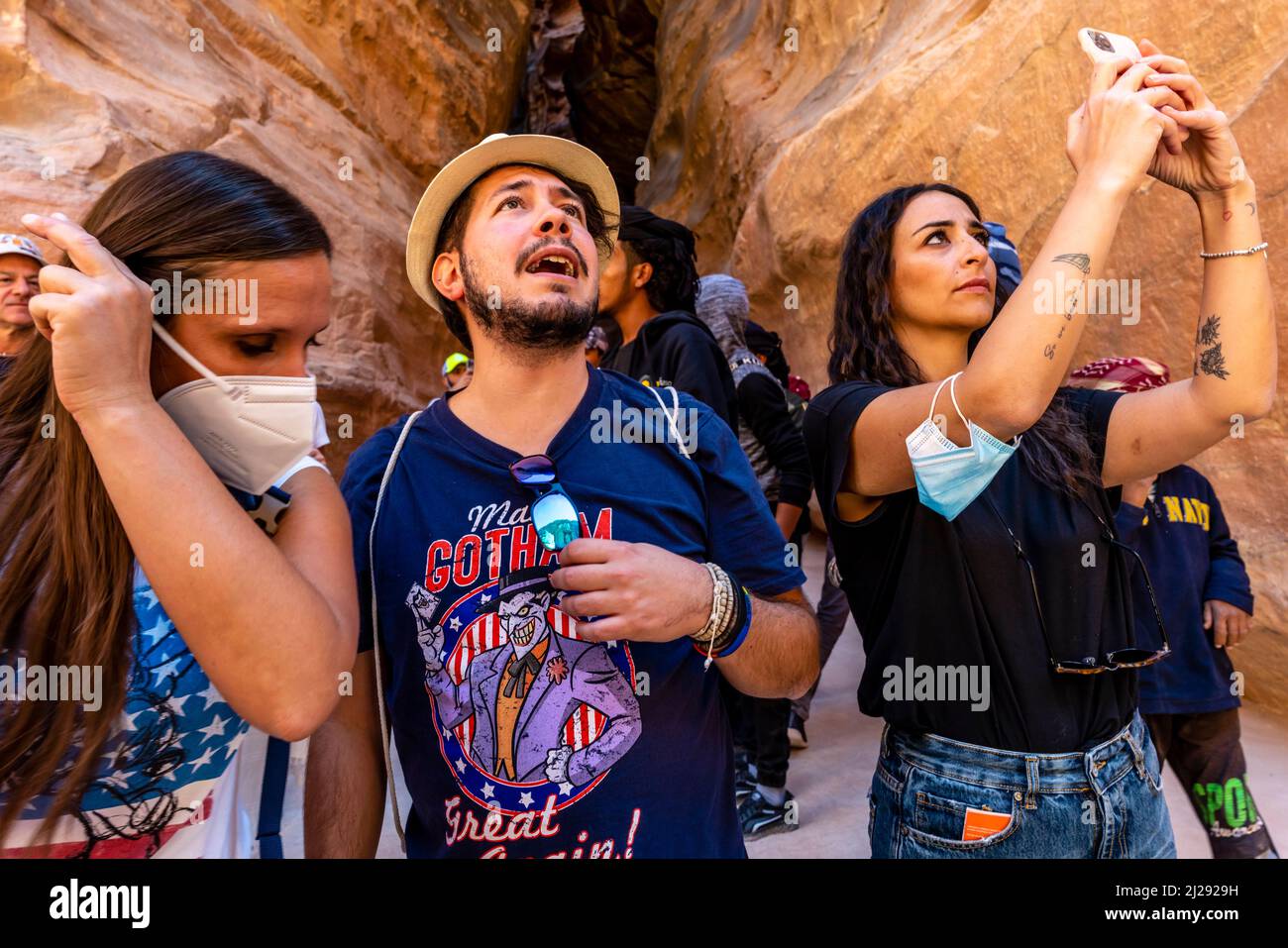 Un gruppo di turisti arriva a Petra e ammira per la prima volta l'iconica facciata del Tesoro, Petra, Giordania. Foto Stock