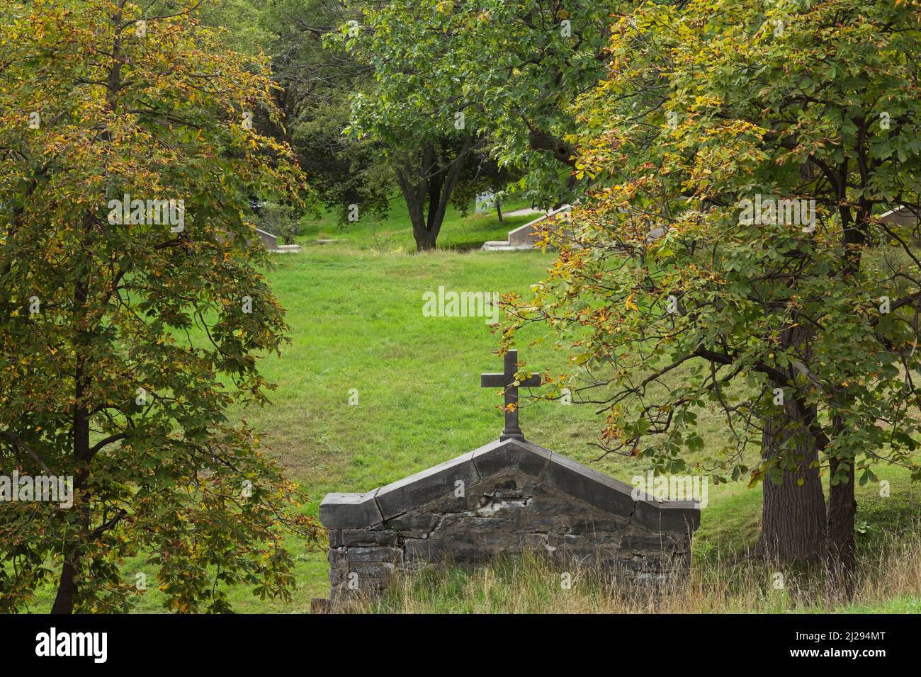 Mausoleo costruito in collina erba, cimitero di Notre-Dame-des-Neiges, Mont Royal all'inizio dell'autunno, Montreal, Quebec, Canada. Foto Stock