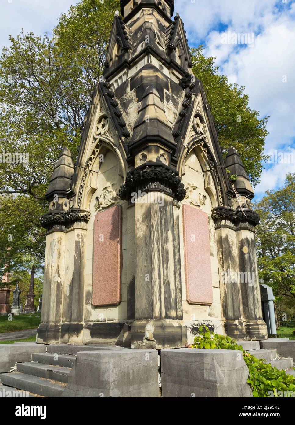 Mausoleo in stile architettonico gotico nel cimitero di Notre-Dame-des-Neiges, Mount Royal, Montreal, Quebec, Canada. Foto Stock