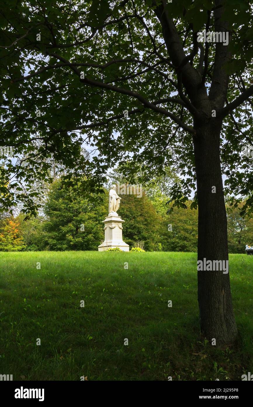 Statua della Vergine Maria nel cimitero di Notre Dame des Neiges a Mount-Royal, Montreal, Quebec, Canada. Foto Stock