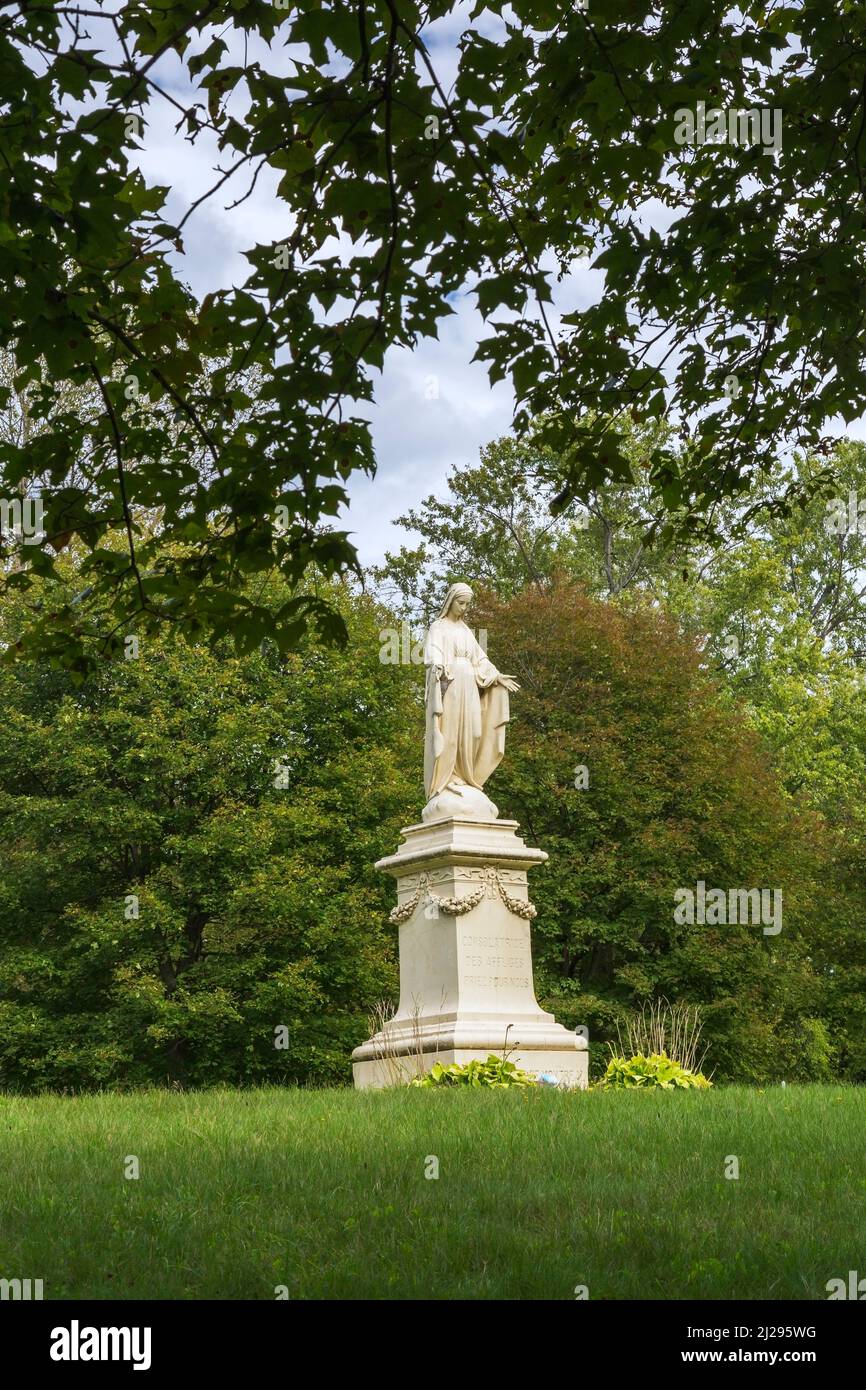 Statua della Vergine Maria nel cimitero di Notre Dame des Neiges a Mount-Royal, Montreal, Quebec, Canada. Foto Stock