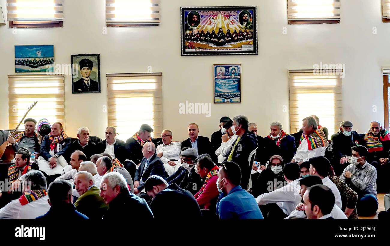 Izmir, Turchia. 26th Mar 2022. I musulmani Anatoliani Alevi si sono riuniti a Djemevi e celebrano l'arrivo di Newroz primaverile con il 'Rito dell'unità'. Essi pregano insieme in questa speciale messa officiata dal leader religioso Alevi 'dde', ha eseguito dhikr e ha eseguito danza religiosa che il nome è 'Semah' (Foto di Idil Toffolo/Pacific Press) Credit: Pacific Press Media Production Corp./Alamy Live News Foto Stock