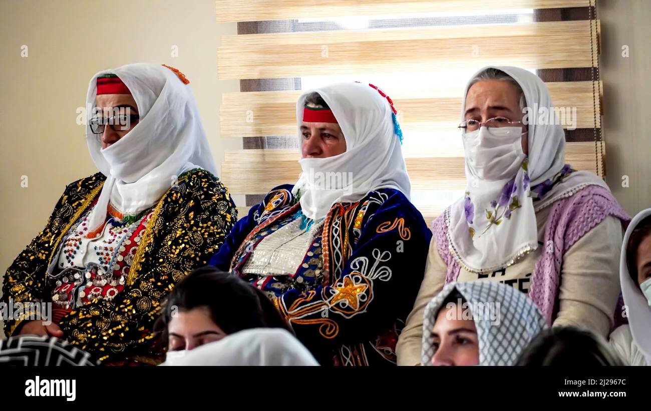 Izmir, Turchia. 26th Mar 2022. I musulmani Anatoliani Alevi si sono riuniti a Djemevi e celebrano l'arrivo di Newroz primaverile con il 'Rito dell'unità'. Essi pregano insieme in questa speciale messa officiata dal leader religioso Alevi 'dde', ha eseguito dhikr e ha eseguito danza religiosa che il nome è 'Semah' (Foto di Idil Toffolo/Pacific Press) Credit: Pacific Press Media Production Corp./Alamy Live News Foto Stock