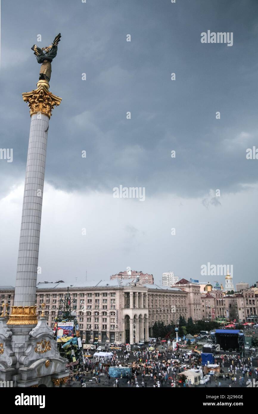 Foto di barricate di fronte al monumento a colonna indipendente dopo la rivoluzione Maidan 2014. Euromaidan è stata un'ondata di manifestazioni e civile u Foto Stock