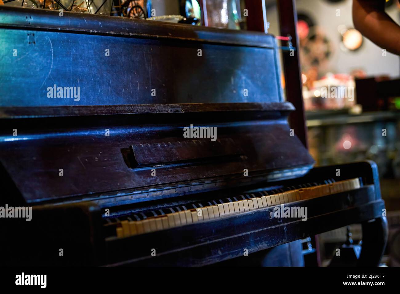 Primo piano di un vecchio pianoforte rotto Foto Stock