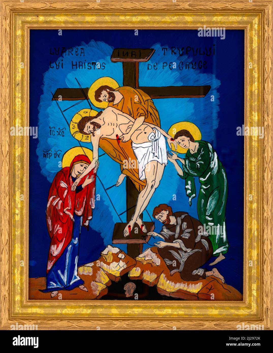 Icona incorniciata dipinta su vetro invertito nello stile ortodosso ingenuo dell'Europa dell'Est raffigurante Gesù preso dalla Croce. Concetto di Vacanza del Venerdì Santo. Foto Stock