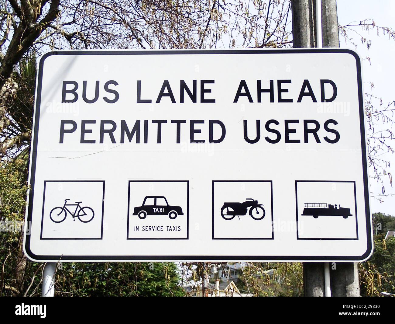 Le icone dei trasporti in vecchio stile mostrano un'auto, una motocicletta, un motore per biciclette e un motore antincendio su strada. Questi sono okay per usare una corsia di autobus di città in Nuova Zelanda. Foto Stock