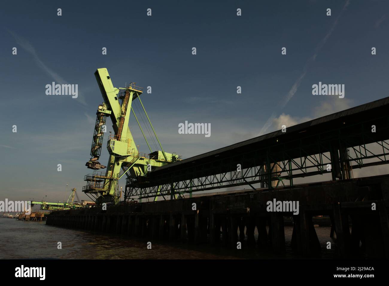 Porto di spedizione Pupuk Srividjaja (Pusri), un importante produttore di fertilizzanti di urea dell'Indonesia, situato sulla riva del fiume Musi a Palembang, Sumatra del Sud, Indonesia. Foto Stock