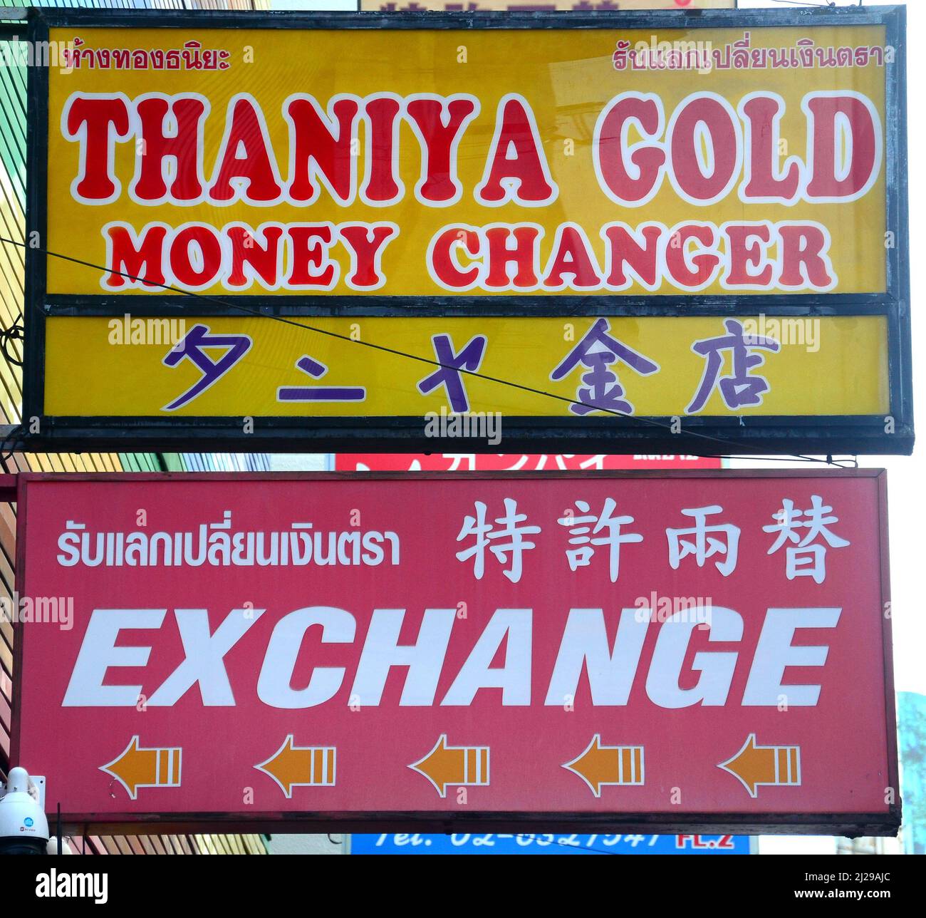 Segno d'oro e di scambio di denaro su Thaniya Soi a Bangkok, Thailandia, Asia. Foto Stock