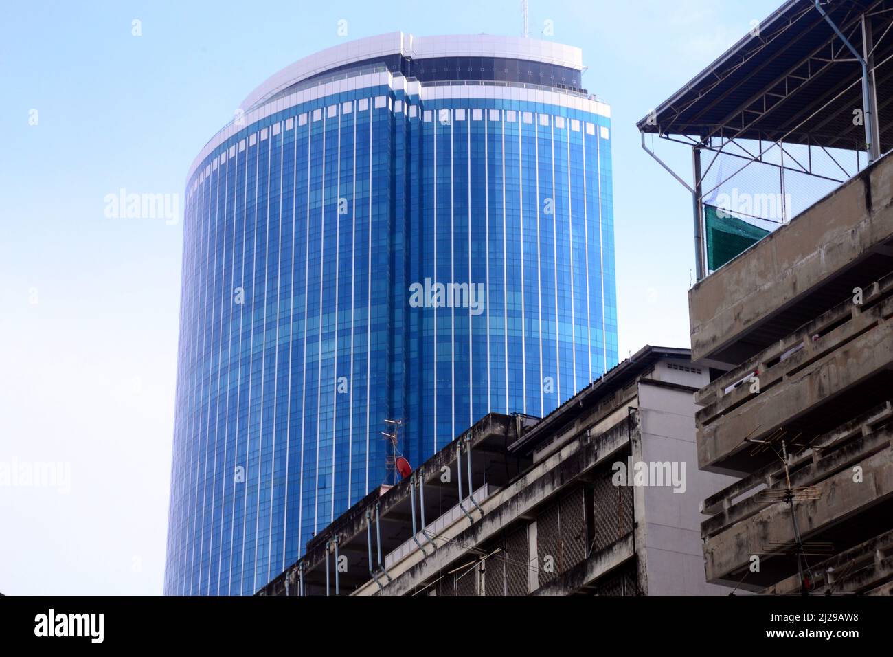 L'edificio del Centro Unito, Silom Road, Bangkok, Thailandia, Asia, Si trova a Patpong. Contrasto nell'architettura. Foto Stock