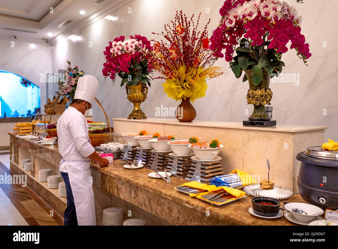 Thien Thanh Hotel a 5 stelle nella provincia di Kien Giang, Vietnam - 25 febbraio 2022: Colazione a buffet presso l'hotel a 5 stelle Thien Thanh sull'isola di Phu Quoc. FAM Foto Stock