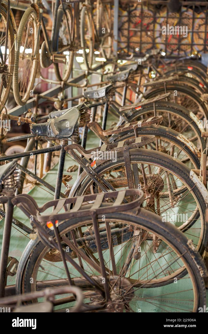 Mucchio di vecchie biciclette abbandonate retrò Foto Stock