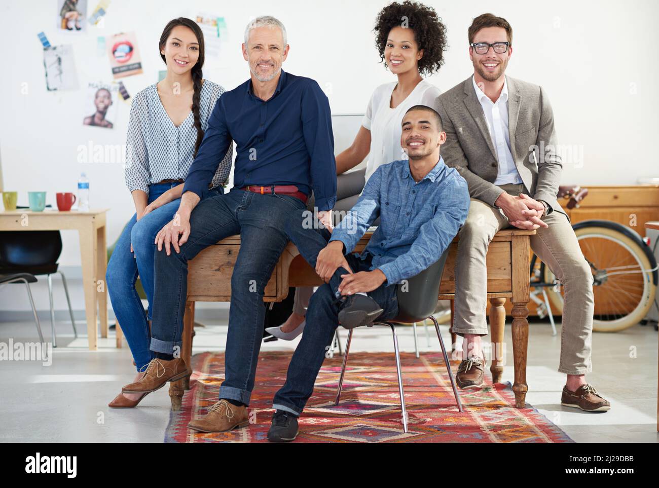 Il team di progettazione dei sogni. Ritratto di un team di designer nel loro moderno ufficio. Foto Stock