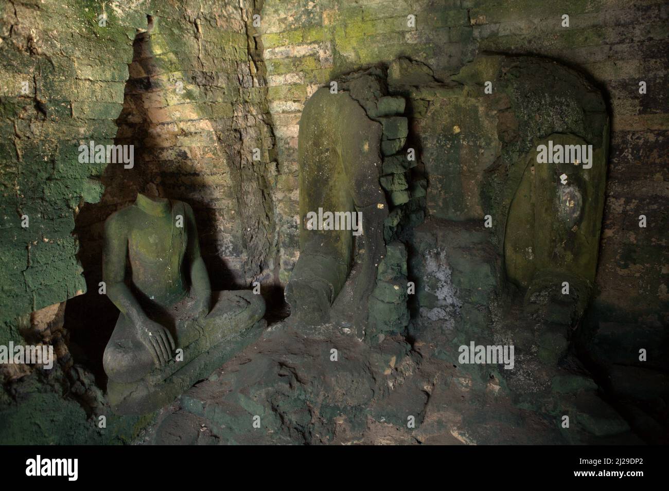 Immagine del Buddha senza testa all'interno del tempio di Wat Kaeo a Chaiya, Surat Thani, Thailandia. Foto Stock