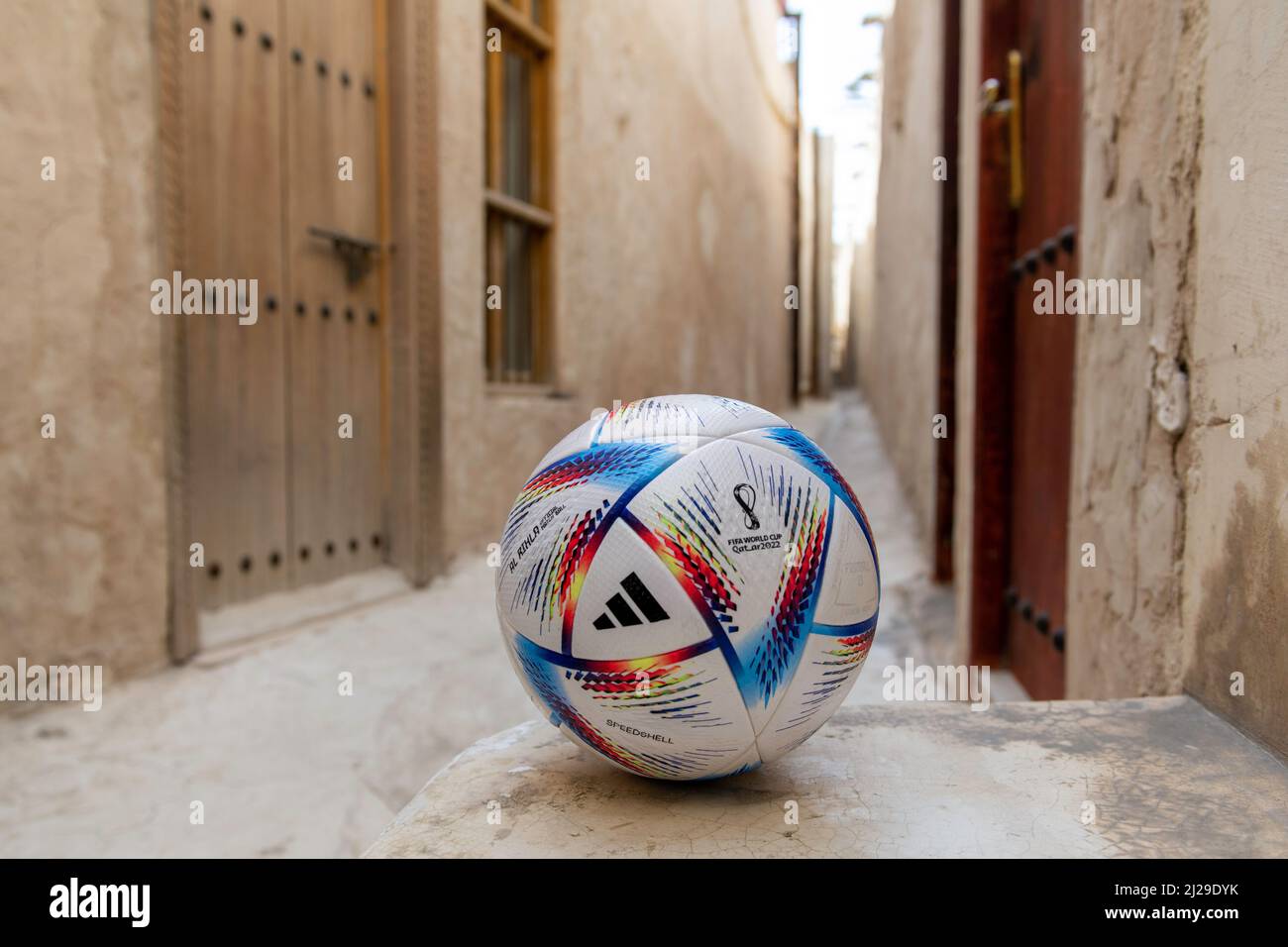 Al Rihla è stato rivelato da adidas come la palla ufficiale per la Coppa del mondo FIFA Qatar 2022™. La palla successiva del 14th che adidas ha creato per la Coppa del mondo FIFA™ è progettata per supportare velocità di gioco di picco, in quanto viaggia più velocemente in volo rispetto a qualsiasi palla nella storia del torneo. SOLO EDITORIALE! Foto Stock