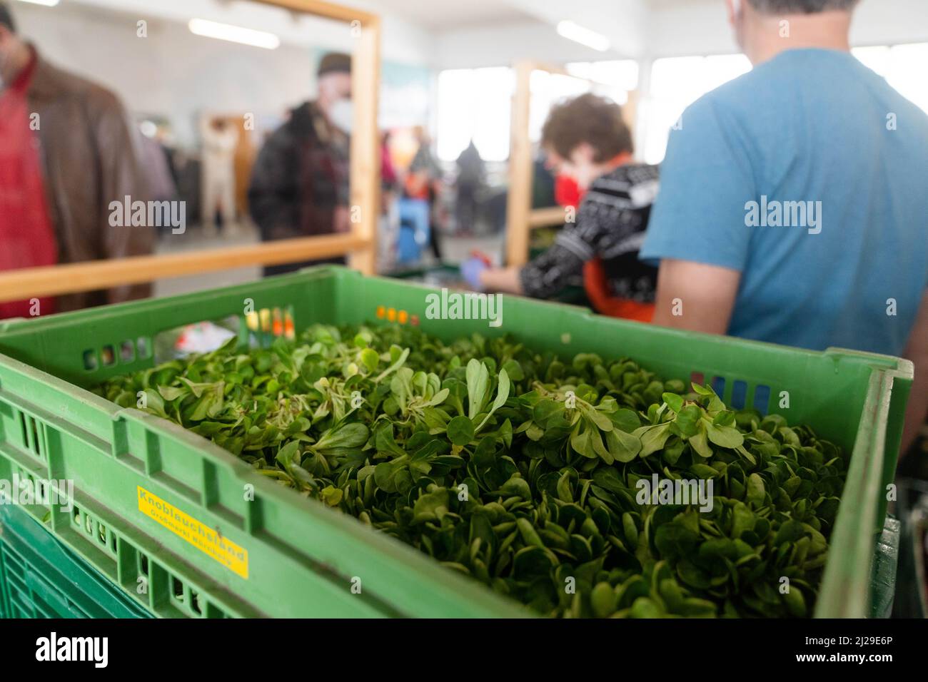 Norimberga, Germania. 29th Mar 2022. Principalmente i rifugiati ucraini si allineano alla banca alimentare di Norimberga. Le banche alimentari in Germania hanno riportato un enorme afflusso di persone dall'inizio della guerra in Ucraina. Allo stesso tempo, stanno lottando con l'aumento dei prezzi dell'energia e del carburante. Credit: Nicolas Armer/dpa/Alamy Live News Foto Stock