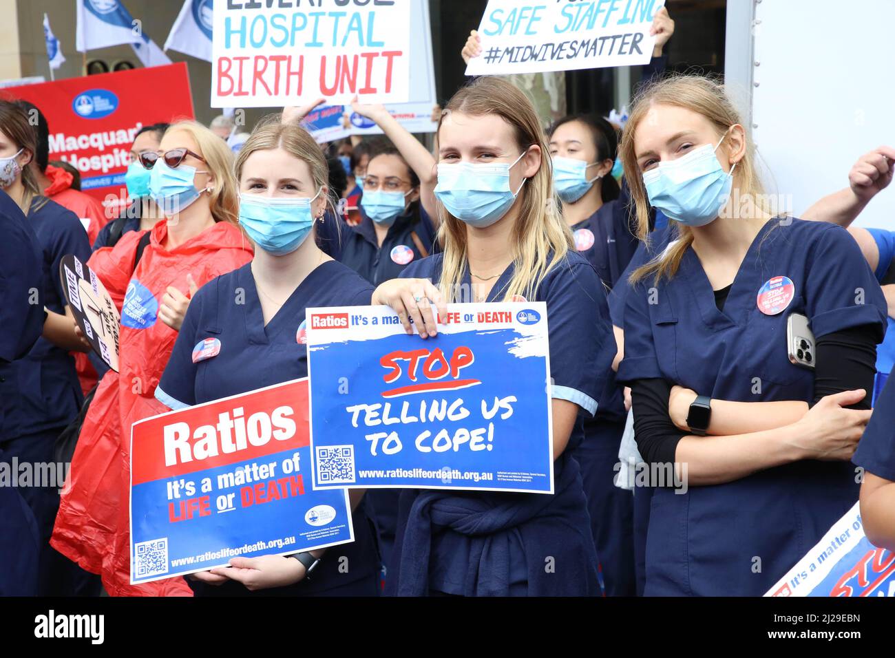 Sydney, Australia. 31st marzo 2022. La NSW Nurses and Midwives' Association sta protestando in quanto vuole che il governo del NSW attui immediatamente il cambio di turno con i rapporti di personale infermieristico e ostetricia. Credit: Richard Milnes/Alamy Live News Foto Stock