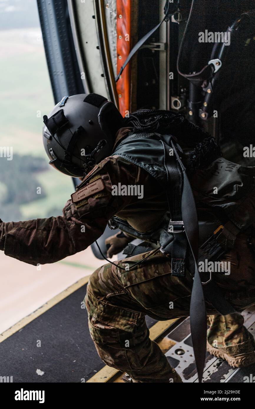 A 23d Wing HC-130 Combat King II Rescue Loadmaster conduce le procedure di uscita del bundle porta a bordo di un HC-130J Combat King II, Moody Air Force base, Georgia, 24 marzo 2022. I membri della BDG 820th hanno ampliato la loro abilità di Jumpmaster/Parachutist eseguendo le procedure di uscita di porta (ADEPT) 2. (STATI UNITI Air Force foto di 1st Lt Katie Tamesis) Foto Stock